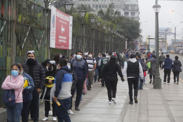 Decenas de peruanos en los exteriores del Parque de la Exposición con el objetivo de ser inmunizados contra la COVID-19. Foto: Carlos Contreras/La República