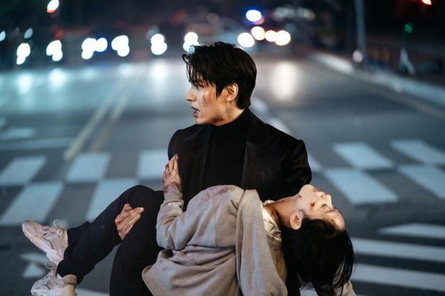 Lee Min Ho rescatando a  Kim Go Eun en el episodio 11 de The King: The Eternal Monarch (SBS, 2020)