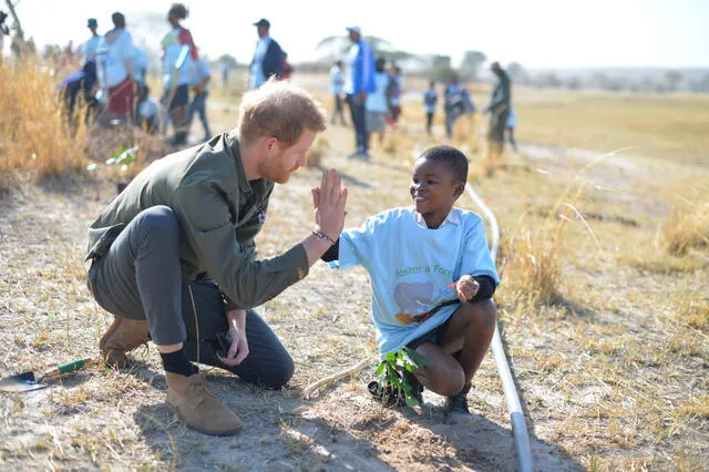 Príncipe Harry junto a niños africano