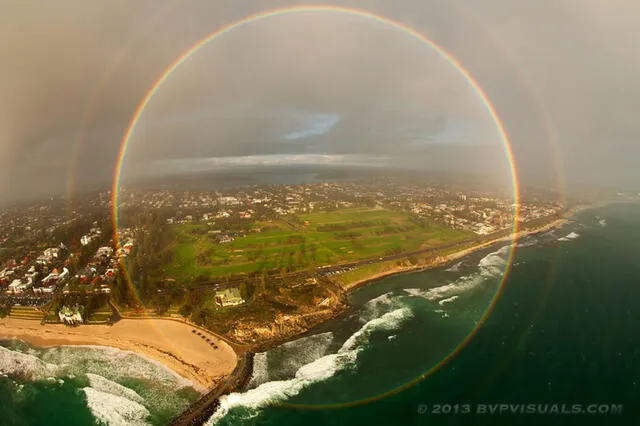 Un arcoiris de 360 grados captado en la playa de Cottesloe, cerca de Perth, en Australia. La imagen, que además muestra un segundo arcoiris más tenue alrededor, fue tomada desde un helicóptero y fue visible durante 5 km. Foto: Colin Leondhart / NASA