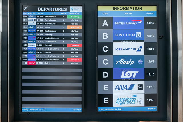 Una pantalla de información enumera varios vuelos cancelados en la Terminal 7 del Aeropuerto Internacional John F. Kennedy. Foto: AFP
