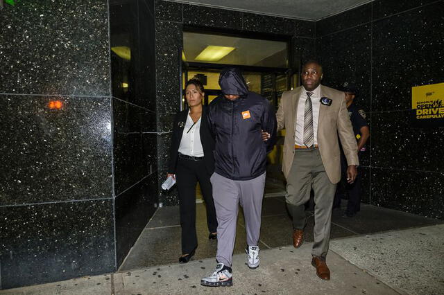 Joshua Henderson es escoltado desde el Recinto 112º por detectives de la policía de Nueva York para su transporte al Tribunal Penal de Queens. Foto: New York Daily News.