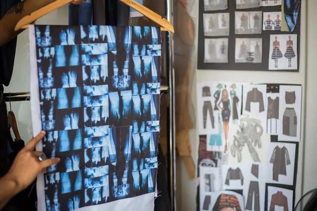 La diseñadora de modas reproduce en sus prendas estampados de sus Rayos X. Fotografía: Antonio Melgarejo