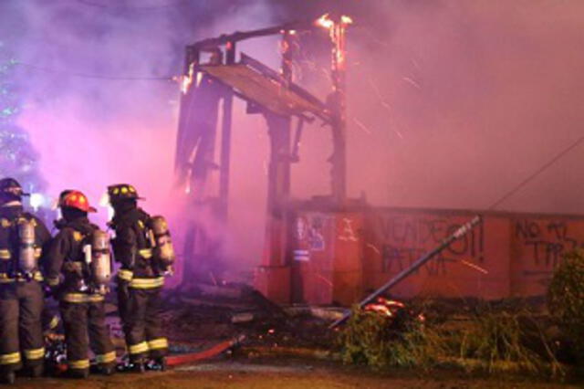 Hasta ocho compañías de bomberos acudieron a la zona, pero no evitaron que la casona fuese derruida