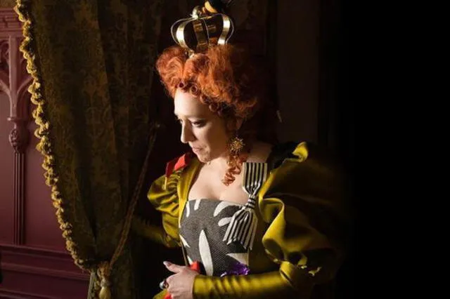 Mariana Treviño como la reina Dolores y Lola. Foto: Netflix.