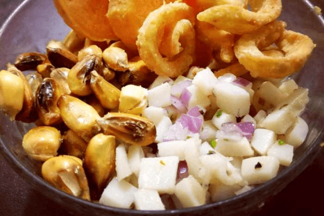 Al ceviche de pota se le puede agregar pota frita. (Foto: Pinterest)