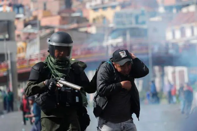 Los policías han sido acusados de reprimir violentamente las protestas contra Áñez. Foto: EFE
