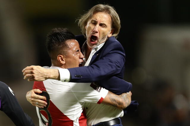 Gareca y Cueva celebrando uno de los goles del triunfo de Perú sobre Venezuela en Caracas. Foto: EFE