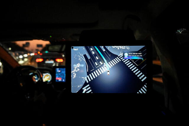 Una pantalla que muestra un mapa de carreteras en un taxi autónomo Apollo Go mientras el vehículo circula en una calle de Yizhuang. Foto: Jade Gao / AFP