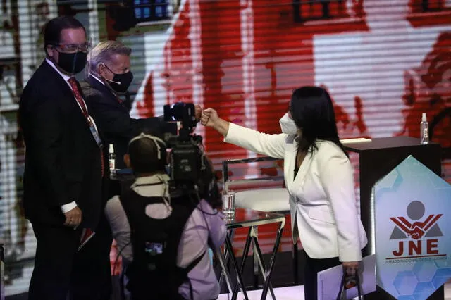César Acuña y Keiko Fujimori saludándose en el debate. Foto: Aldair Mejía/ La República