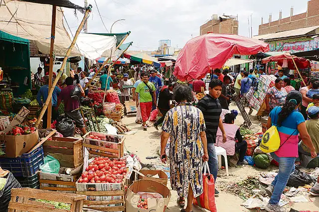 Comerciantes venden puestos de mercado sin autorización de comuna