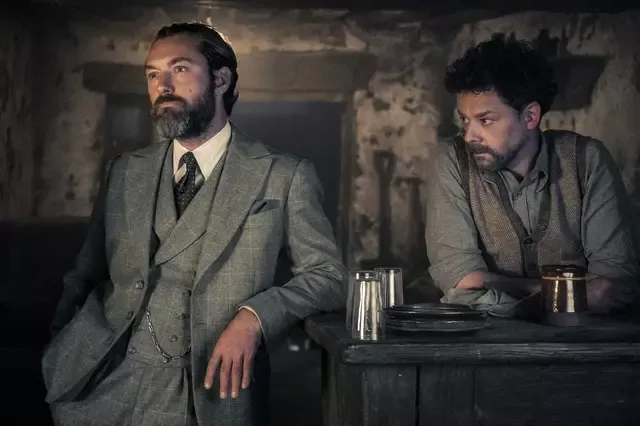 Jude Law como Albus y  y Richard Coyle como Aberforth Dumbledore en "Animales fantásticos 3". Foto: Warner Bros.