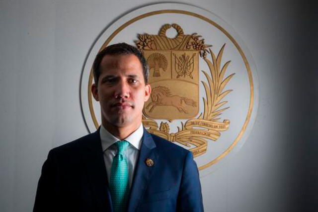 Guaidó, reconocido presidente encargado de Venezuela por medio centenar de países, en entrevista con la agencia española