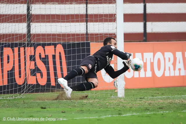José Carvallo atajó dos penales en el partido ante Sport Huancayo. Foto: Universitario