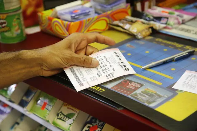 Hombre compra un boleto de lotería equivocado y gana 2 millones de dólares
