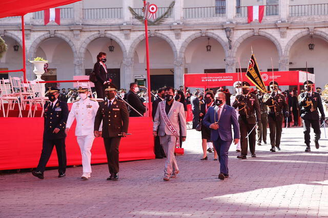 Autoridades civiles y militares participaron en ceremonia. Foto: Oswald Charca/La República