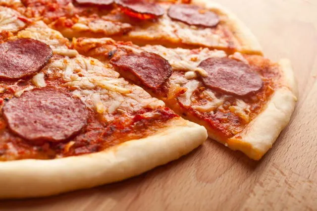 Deja volar tu imaginación y decora tu pizza casera con los embutidos que desees. Foto: Mundo deportivo