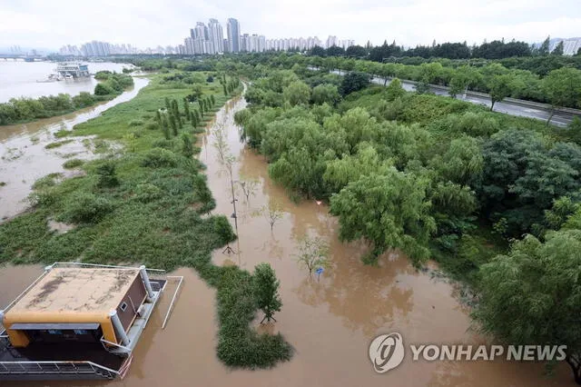 Inundación de las riberas del Río Han en Seúl. Foto: Yonhap News