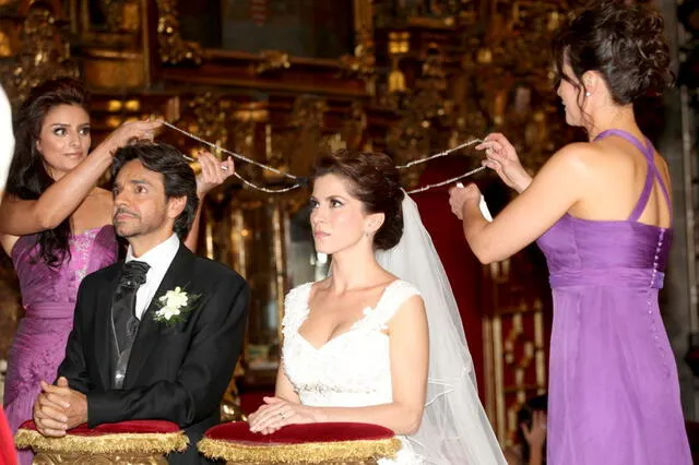 Aislinn Derbez en la boda de su padre Eugenio y Alessandra Rosaldo. Foto: difusión