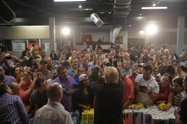En octubre de 2017, durante una visita a la isla, Trump fue criticado por haber lanzado papel higiénico mientras la población sufría las consecuencias del huracán María. Foto: AFP