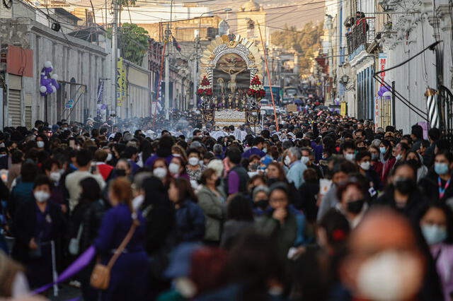 En el segundo día de procesión, cientos acudieron ante la imagen del Señor de los Milagros. Foto: Rodrigo Talavera/La República