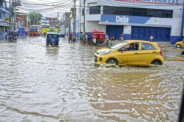 Piuranos inundados tras una hora de intensa lluvia y restringen tránsito en vías