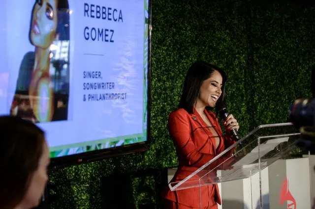 Becky G en el Grammy Latino: "Jennifer López y Selena me enseñaron a encontrar mi lado sexy" (FOTOS)