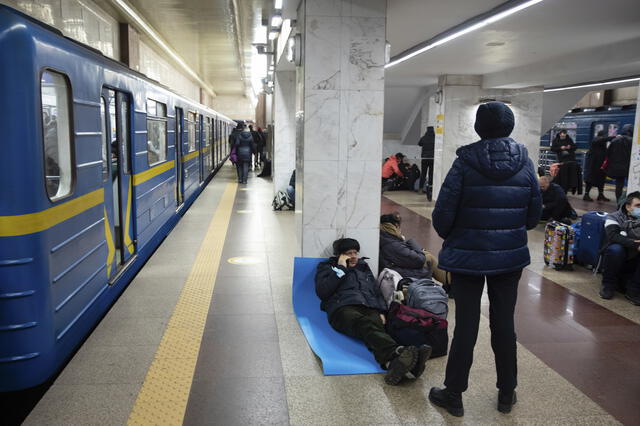 Algunas personas se han refugiado en los establecimientos del metro para protegerse del ataque ruso en Kiev. Foto: EFE