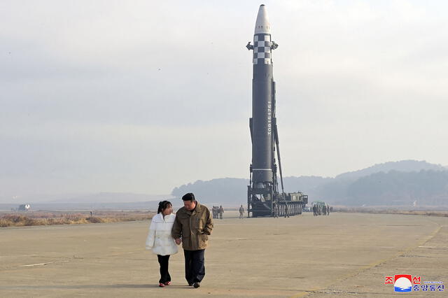El líder norcoreano estuvo en el lanzamiento acompañado de su hija, siendo uno de las primeras apariciones de la menor. Foto: AFP