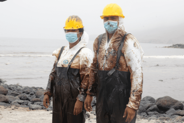 Voluntarios se encuentran en la zona de desastre para brindar apoyo operativo en el recojo del petróleo. Foto: Carlos Contreras/La República