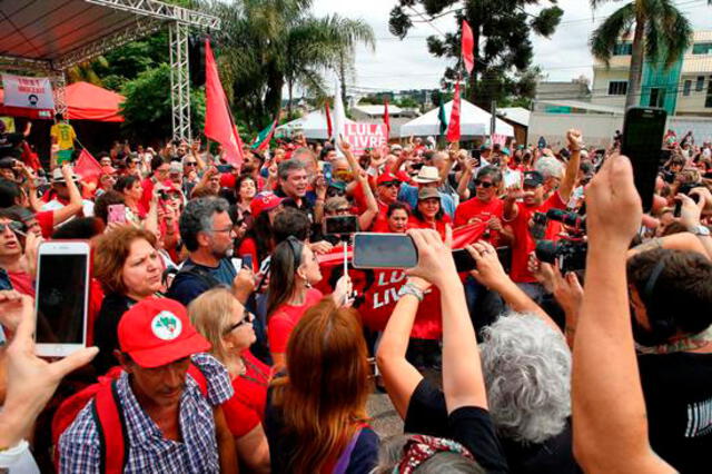 En las afueras de la cárcel gran cantidad de personas esperaban desde temprano la salida de Lula