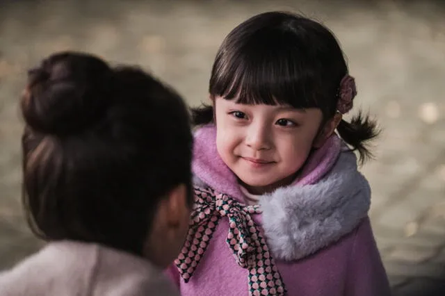 La cara feliz de la hija  Jo Seo Woo (Seo Woo Jin) cuando volvió a encontrarse con su madre Cha Yo Ri (Kim Tae Hee).