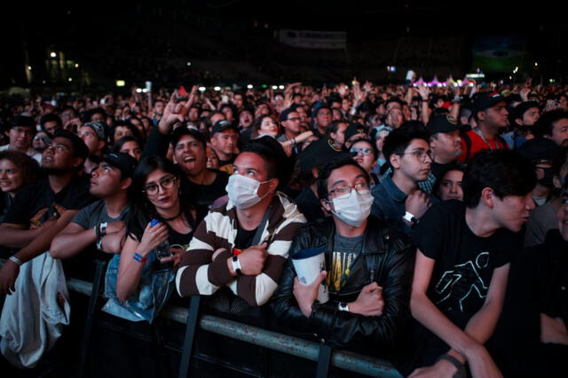 Algunos asistentes al Vive Latino 2020 optaron por utilizar mascarillas. (Foto: Revista Proceso)
