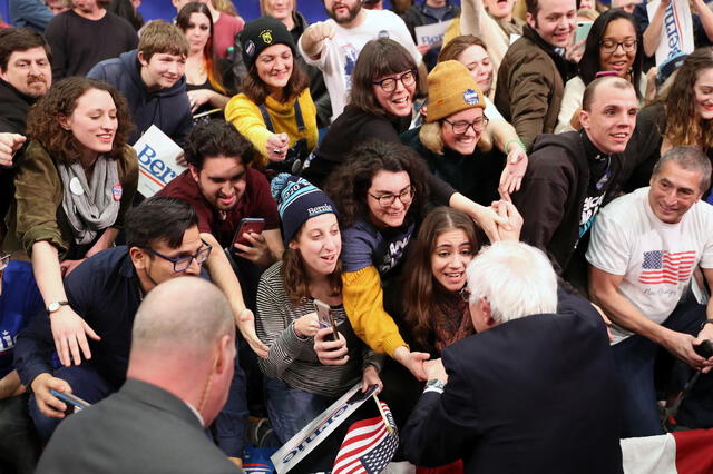El candidato presidencial demócrata al senador Bernie Sanders (I-VT) saluda a sus seguidores durante un evento nocturno primario el 11 de febrero de 2020 en Manchester, New Hampshire.
