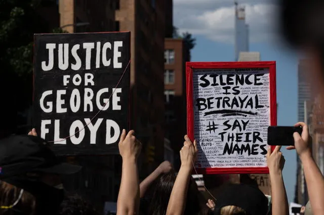 “Por favor, por favor, no puedo respirar”, se escucha suplicar a George Floyd en el video que se hizo viral. Foto: AFP.