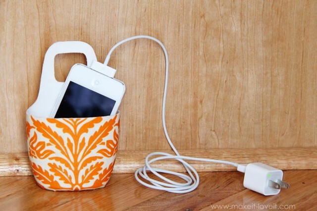 De forma fácil y creativa puedes tener un portacelular en tu escritorio. Foto: Make it & love it.