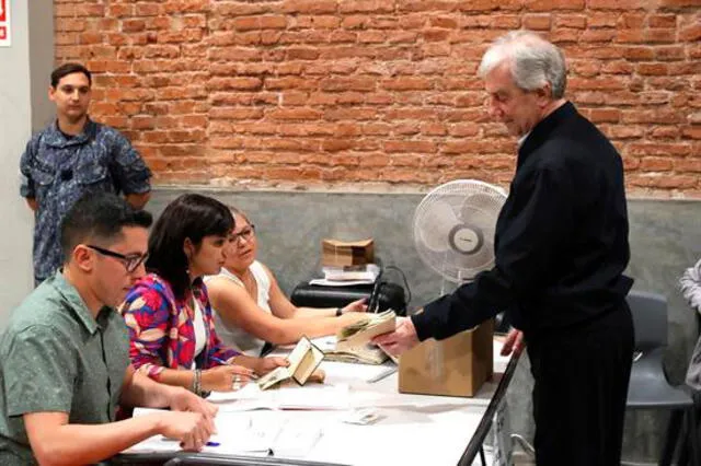 El presidente de Uruguay Tabaré Vázquez, sufragó en un colegio electoral en Montevideo. Foto: EFE