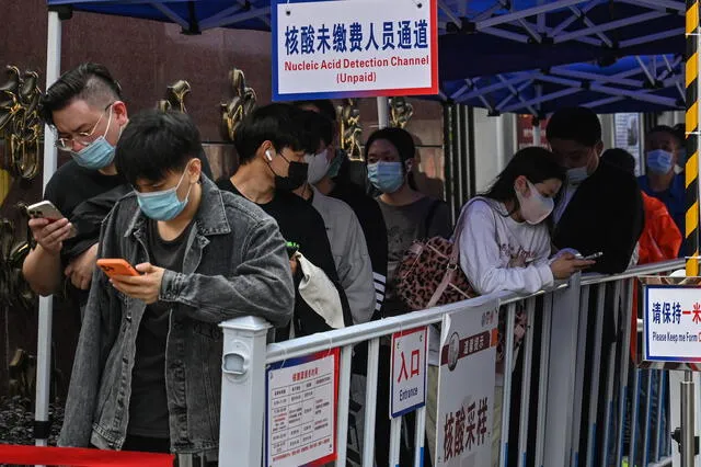 Personas hacen cola para hacerse la prueba como medida contra el coronavirus en el Hospital Central Shanghai Jin'an, en Shanghái el 14 de marzo de 2022. Foto: AFP