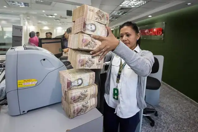 ¿Qué hacen los venezolanos con el devaluado Bolívar? ¿Qué hacen los venezolanos con el devaluado Bolívar?