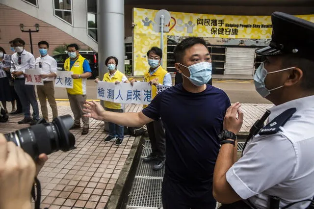 Protestas frente a la sede de la Autoridad Hospitalaria en Hong Kong contra la decisión del Gobierno de hacer que los inspectores continentales realicen pruebas de coronavirus. Foto: AFP.