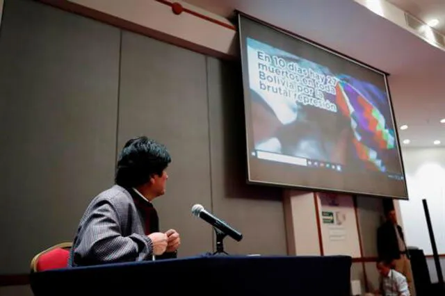 En Ciudad de México Evo Morales mostró a la prensa un video donde se observa acciones represivas de la Policía contra manifestantes bolivianos. Foto: EFE