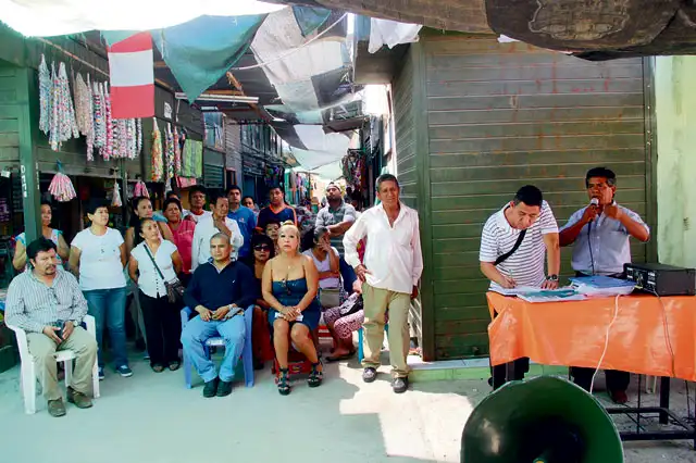 Comerciantes venden puestos de mercado sin autorización de comuna