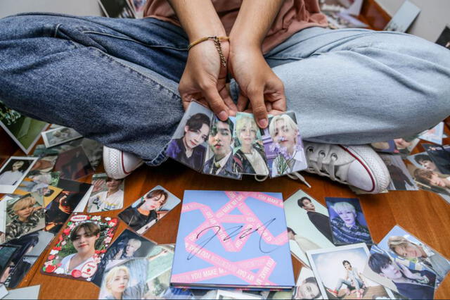 Valerie muestra sus photocards favoritas de Jeonghan y S.Coups (Seventeen). Foto: John Reyes/La República