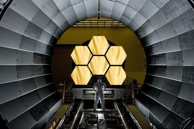 La principal diferencia entre el telescopio espacial James Webb y el Hubble será el tamaño de sus espejos Foto: NASA