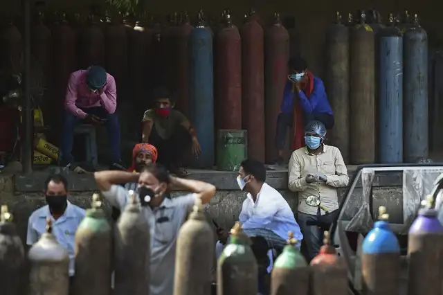 En India, miles de personas llegan a los hospitales y se encuentran con que no hay camas. Foto: AFP En India, miles de personas llegan a los hospitales y se encuentran con que no hay camas. Foto: AFP