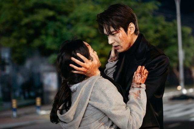 El rey Lee Gon (Lee Min Ho) rescata a la detective Jung Tae Eul (Kim Go Eun), en el episodio 11 del The King: The Eternal Monarch (SBS, Netflix 2020)