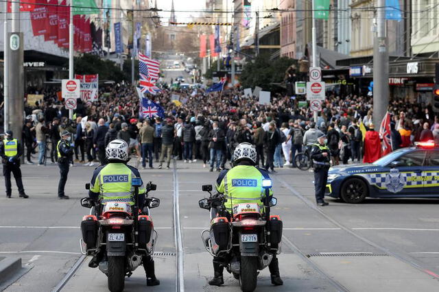 Manifestaciones contra cuarenta se llevan a cabo en Australia. Foto: AFP/Con Chronis