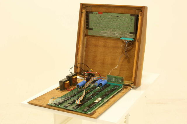 Todos los componentes internos de la Apple 1. Foto: eBay