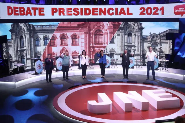 El saludo final del debate. Foto: Aldair Mejía/ La República