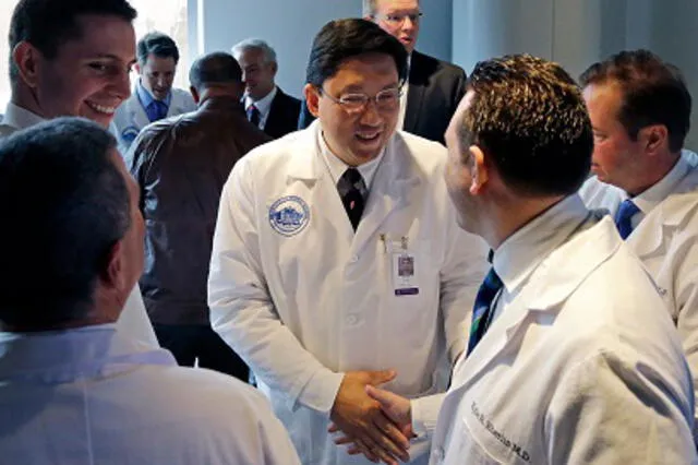 El doctor Dicken Ko, quien ayudó a realizar el primer trasplante de pene en los Estados Unidos en 2016, formó parte del equipo quirúrgico. Foto: AP